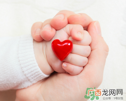 新生儿吃母乳需要喝水吗？新生儿需不需要要喝水？