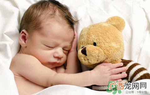 新生儿吃母乳一次吃多久？新生儿吃母乳一次十分钟正常吗？
