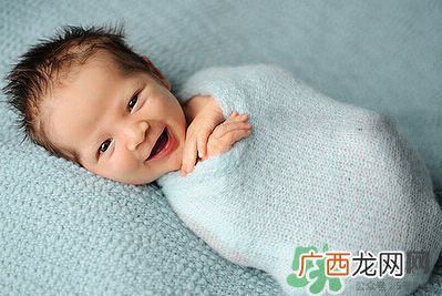 新生儿吃母乳一次吃多久？新生儿吃母乳一次十分钟正常吗？