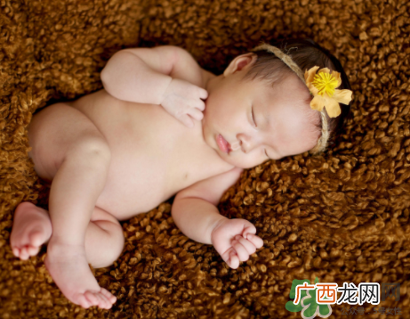 新生儿吃母乳一次吃多久？新生儿吃母乳一次十分钟正常吗？