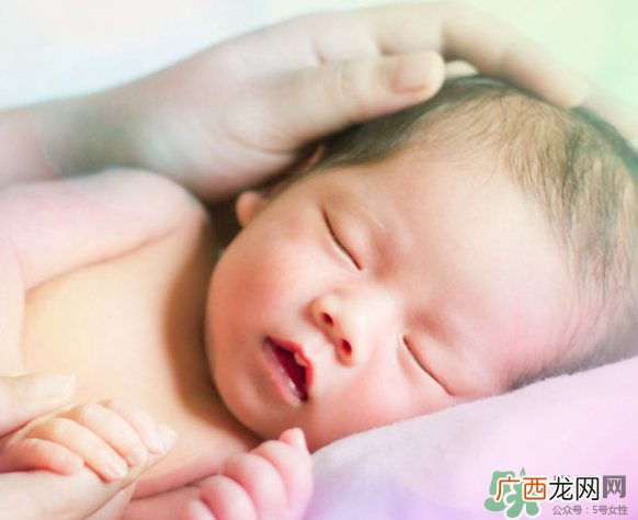 新生儿吃母乳一次吃多久？新生儿吃母乳一次十分钟正常吗？