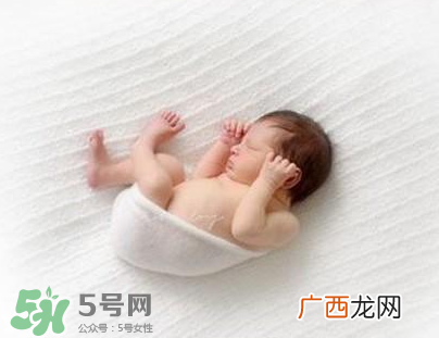 新生儿能用母乳洗脸吗？新生儿能用母乳擦脸吗？