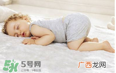 什么时候给宝宝剪指甲？宝宝多大可以剪指甲？