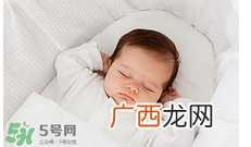 宝宝需要枕头吗？宝宝多大可以用枕头？
