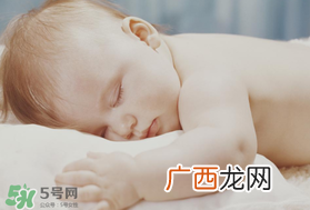 宝宝需要枕头吗？宝宝多大可以用枕头？