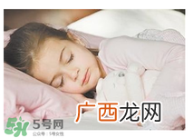 宝宝需要枕头吗？宝宝多大可以用枕头？