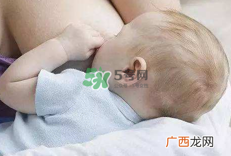 母乳喂养会积食吗？纯母乳喂养的宝宝会积食吗？