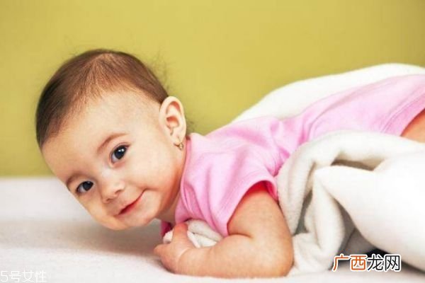 宝宝小肚子鼓鼓的是怎么回事 宝宝肚子总是鼓鼓的