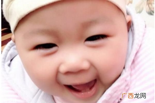 宝宝眼皮上有个小疙瘩是怎么回事