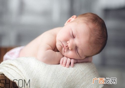 宝宝腿纹不对称是怎么回事？婴幼儿的生长发育标准是怎样的？