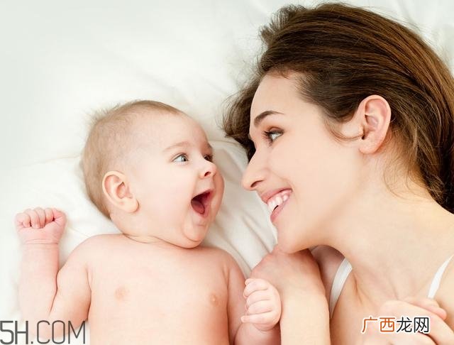 宝宝腿纹不对称是怎么回事？婴幼儿的生长发育标准是怎样的？