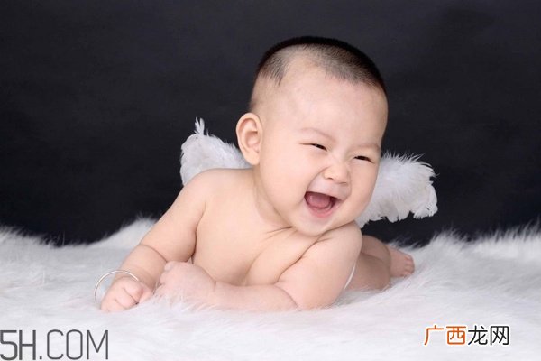 宝宝腿纹不对称是怎么回事？婴幼儿的生长发育标准是怎样的？