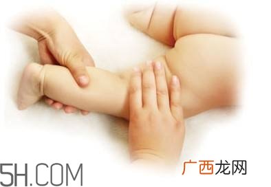 抚触的进行手法是怎样的？宝宝的小内裤有哪些情况？
