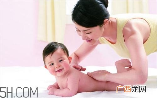 抚触的进行手法是怎样的？宝宝的小内裤有哪些情况？
