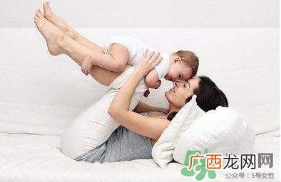 母乳喂养要喂水吗？纯母乳喂养要不要喂水？