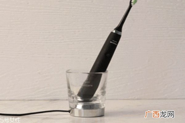 飞利浦电动牙刷怎么用 手把手教你如何使用电动牙刷