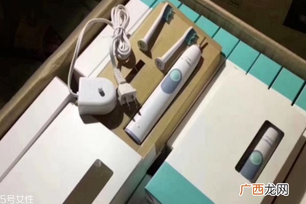 飞利浦电动牙刷怎么用 手把手教你如何使用电动牙刷