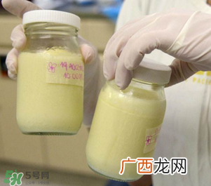 我的奶水发黄是怎么回事？ 哺乳期奶水发黄还可以喂奶吗？