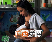 我的奶水发黄是怎么回事？ 哺乳期奶水发黄还可以喂奶吗？