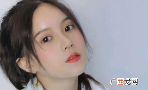 怎么一眼看出女生喜不喜欢你？眼神不会藏
