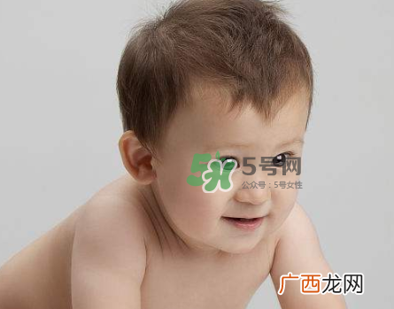 宝宝近视有什么症状？宝宝近视有什么表现？