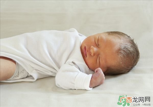新生儿睡眠浅易惊醒 新生儿睡眠少怎么办