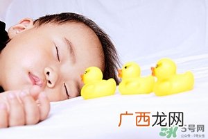 新生儿睡眠浅易惊醒 新生儿睡眠少怎么办