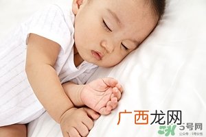 新生儿睡眠浅易惊醒 新生儿睡眠少怎么办