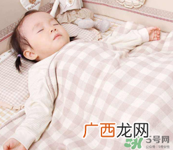 夏天宝宝发烧能开空调吗？宝宝发烧能不能吹空调？