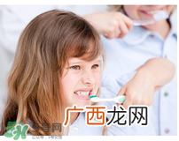 儿童换牙还没掉就长牙正常吗？儿童换牙先长牙是为什么？