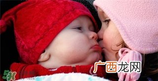 大女儿嫉妒二胎弟弟受宠 生二胎怎么安抚老大