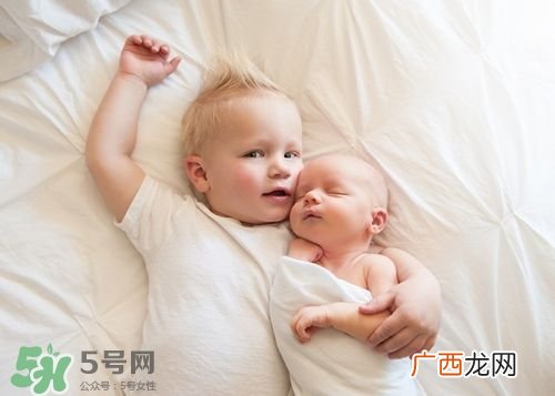 大女儿嫉妒二胎弟弟受宠 生二胎怎么安抚老大