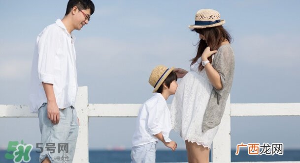 大女儿嫉妒二胎弟弟受宠 生二胎怎么安抚老大