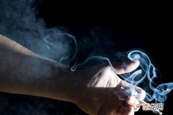 孩子出生第一个该谁抱 3种人不适宜