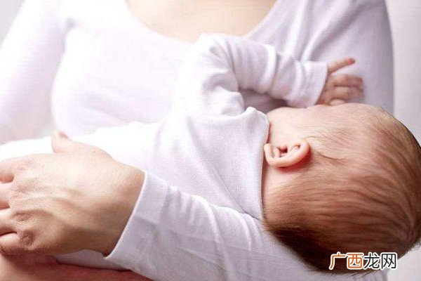 孩子出生第一个该谁抱 3种人不适宜