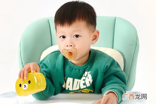 新生儿奶嘴用几个孔的 1个圆孔适合新生儿