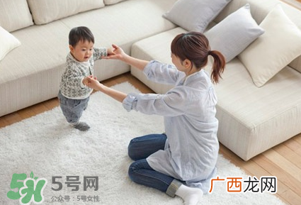 怎么纠正宝宝内八字脚？宝宝八字脚几岁前可以纠正？