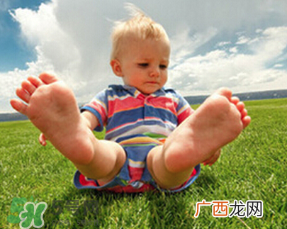 怎么纠正宝宝内八字脚？宝宝八字脚几岁前可以纠正？