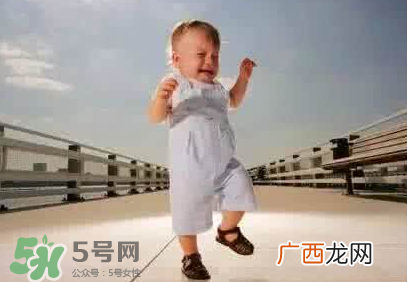 宝宝八字脚怎么矫正 宝宝八字脚可以矫正吗？