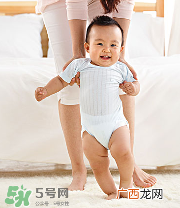 宝宝八字脚的原因 宝宝八字脚是怎么回事？