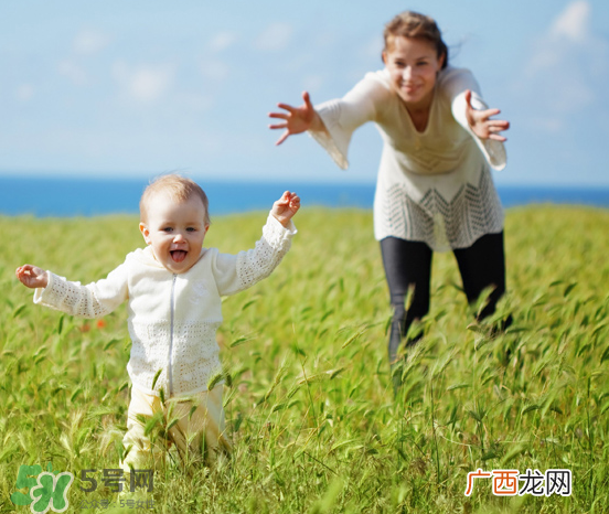 宝宝八字脚的原因 宝宝八字脚是怎么回事？