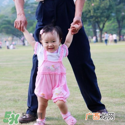 宝宝八字脚的原因 宝宝八字脚是怎么回事？