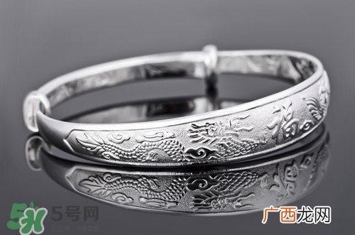 宝宝带银手镯有什么好处?宝宝多大可戴银手镯