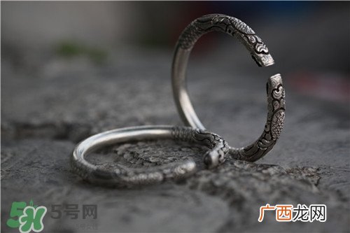 宝宝带银手镯有什么好处?宝宝多大可戴银手镯