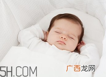 婴幼儿睡觉翻白眼是怎么回事?宝宝学游泳有哪些讲究?
