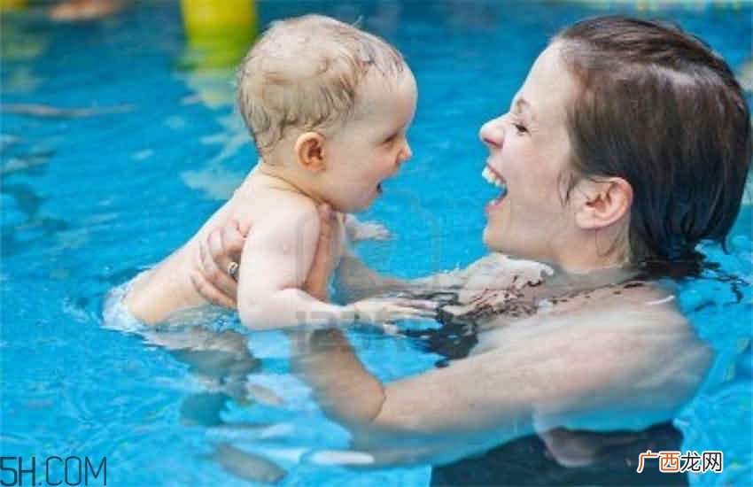 婴幼儿睡觉翻白眼是怎么回事?宝宝学游泳有哪些讲究?