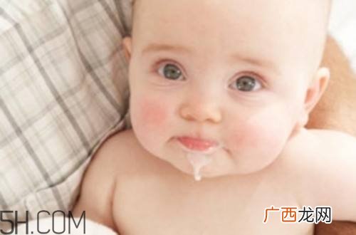 怎样能减少宝宝吐奶情况？宝宝吐奶后要注意哪些问题？