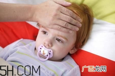 小儿肺炎的症状表现有哪些？小儿肺炎应该怎么治疗？