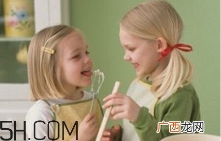 小儿肺炎的症状表现有哪些？小儿肺炎应该怎么治疗？