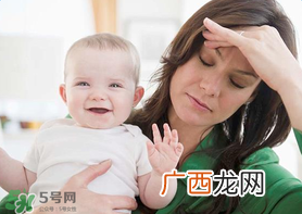生完孩子后掉头发是正常的吗？产后掉发掉多少属于正常?